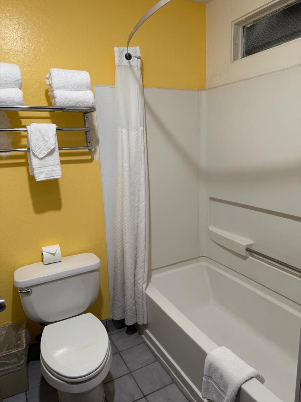 Hollister Inn Екстер'єр фото