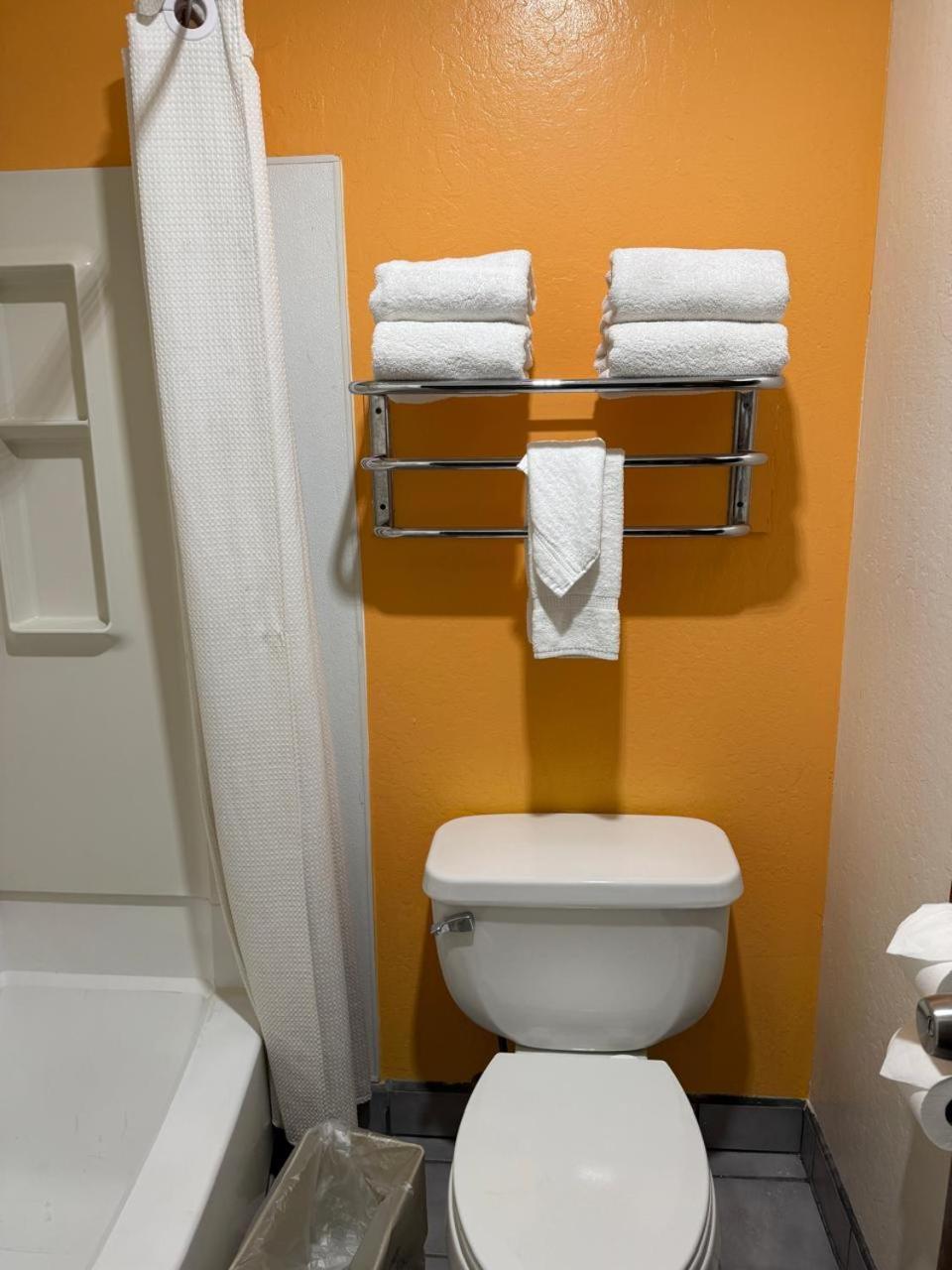 Hollister Inn Екстер'єр фото